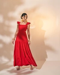 vestido longo com manga babado e cut out abaixo do busto quebela