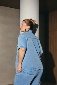 Camisa jeans over dois bolsos izzat