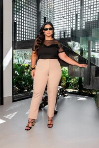 blusa canelada com decote coracao e tule predil