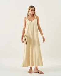 vestido longo com argolas quebela