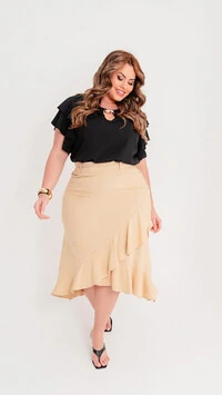 blusa lisa com babados e detalhe no decote fivela dourada predil