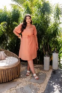 vestido manga curta decote quadrado com cinto entrelacado predil