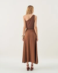 blusa um ombro fivela dourada quebela