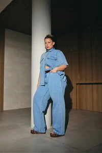 Camisa jeans over dois bolsos izzat