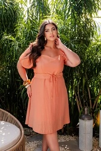 vestido manga curta decote quadrado com cinto entrelacado predil