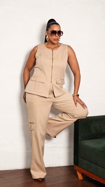 Foto blusa colete bianca alfaiataria ziper upper