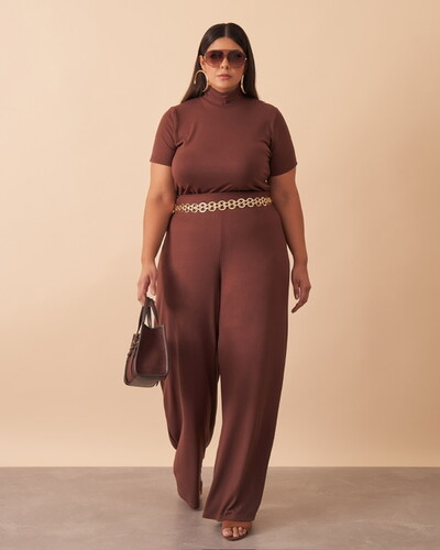 Fotoconjunto em malha com elastano blusa meia gola+ calca pantalona quebela