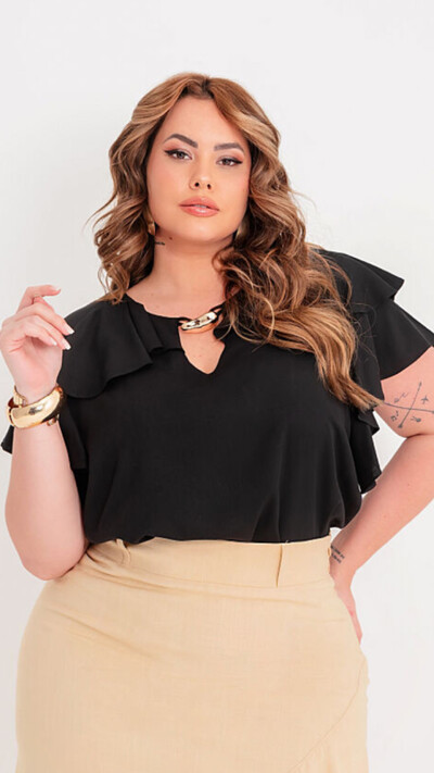 Foto blusa lisa com babados e detalhe no decote fivela dourada predil