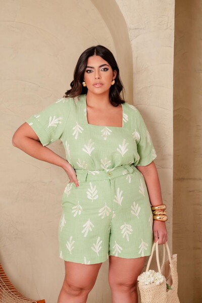 Foto conjunto bordado de shorts e blusa decote quadrado predil