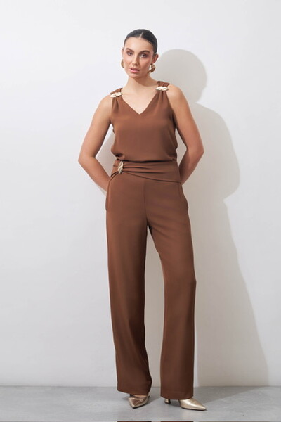 Fotocalca may com fivela dourada no cos kayla