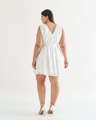 Fotovestido decote v fluido plumetis quebela