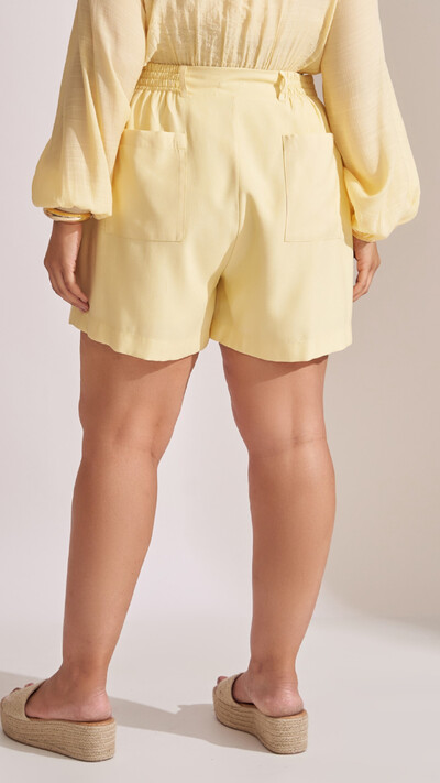 Fotoshorts viscose com botao tingido collab kayla