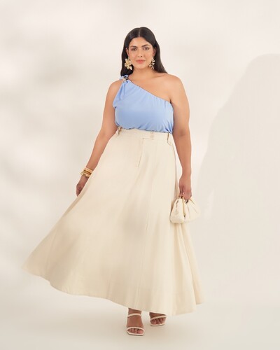 Foto blusa um ombro fivela dourada quebela