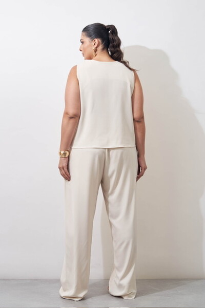 Fotocalca may com fivela dourada no cos kayla