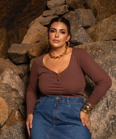 Foto pre venda blusa detalhe aro v decote canelado ribana season divas