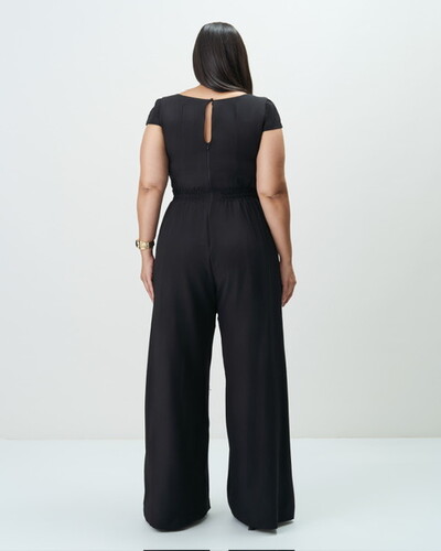 Fotomacacao decote quadrado com recortes em alfaiataria e forro quebela