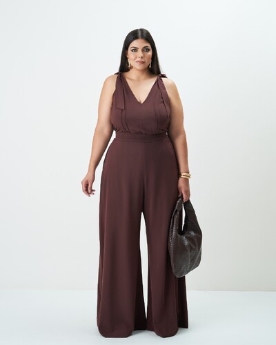 Foto macacao decote v com argola ombro quebela