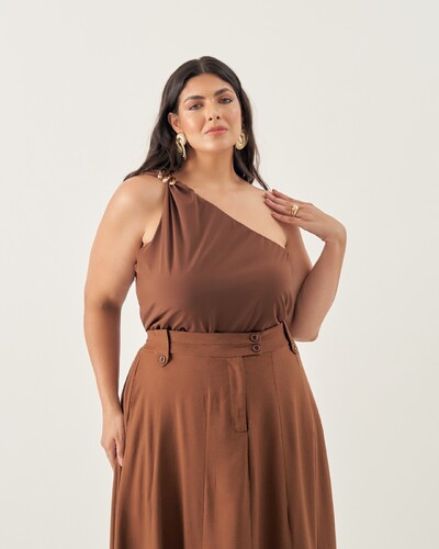 Fotoblusa um ombro fivela dourada quebela