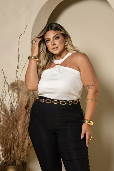 Foto pre venda blusa canelada com acessorio milan