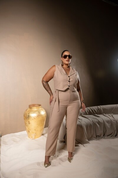 Foto pre venda conjunto colete cropped com calca cenoura cinto ilhos divas