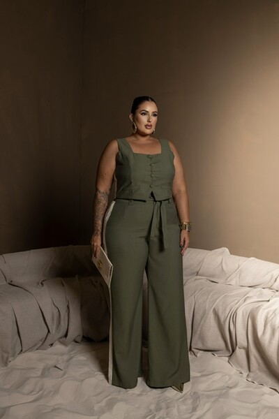 Foto pre venda conjunto colete cropped e calca bicolor divas