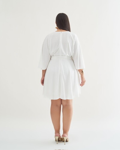 Fotovestido midi um ombro franzido no ombro com movimento evase na barra quebela