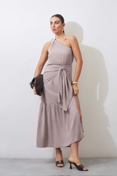 Foto vestido um ombro midi com fivela organica kayla