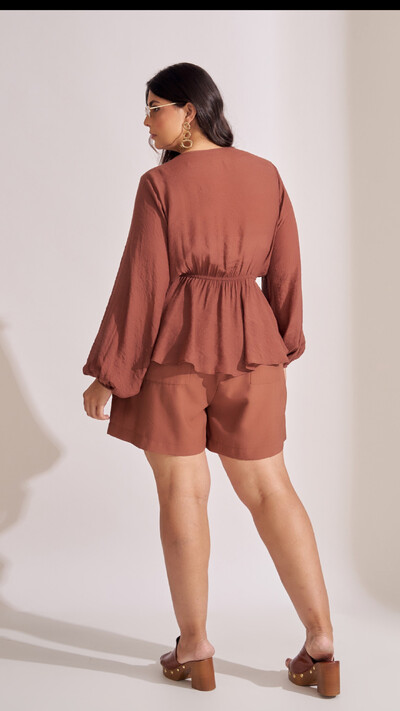 Fotoshorts viscose com botao tingido collab kayla