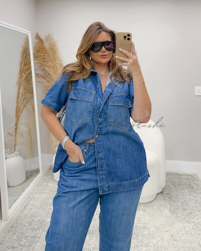 Foto camisa over jeans escura izzat provador