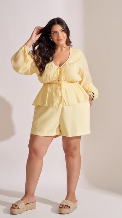 Foto shorts viscose com botao tingido collab kayla