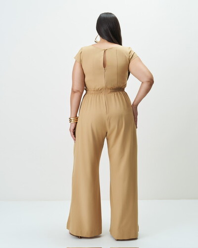 Fotomacacao decote quadrado com recortes em alfaiataria e forro quebela