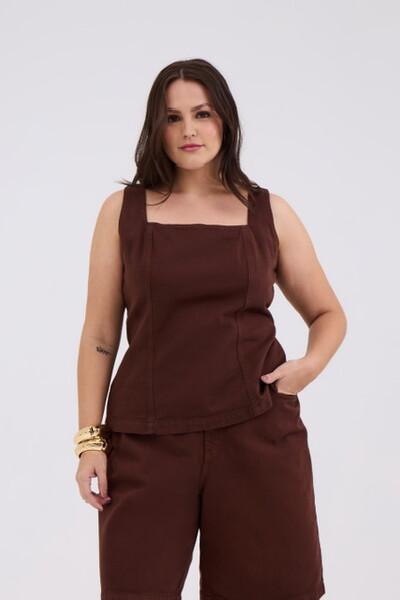 Foto blusa decote quadrado cafe jeans izzat