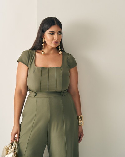 Fotomacacao decote quadrado com recortes em alfaiataria e forro quebela