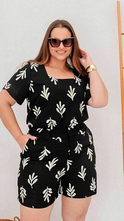 Fotoconjunto bordado de shorts e blusa decote quadrado predil