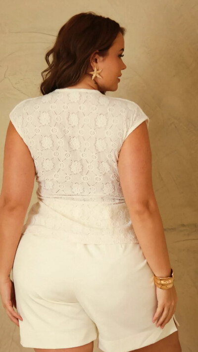 Fotoblusa em malha lasie com detalhe fivela lateral upper