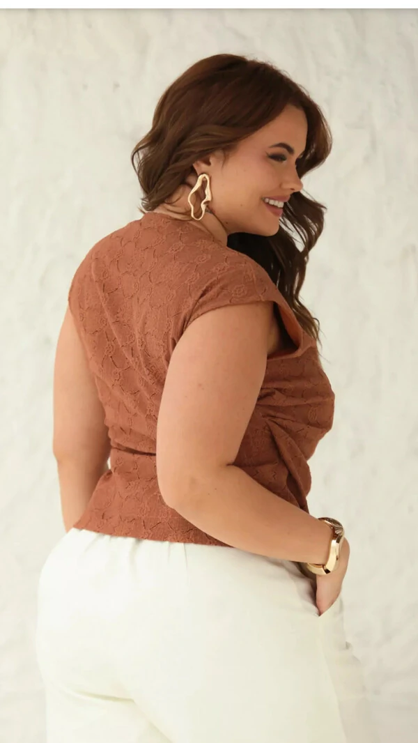 blusa em malha lasie com detalhe fivela lateral upper