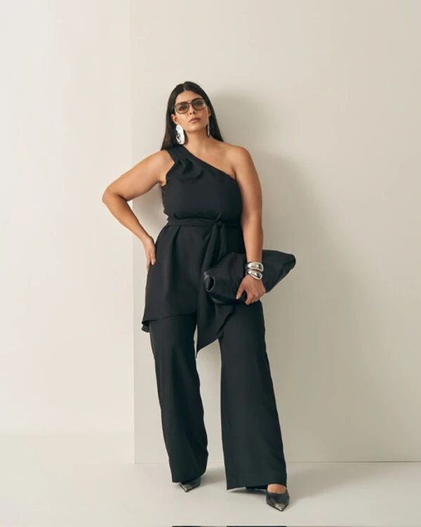 Conjunto calca reta+ blusa um ombro e faixa quebela