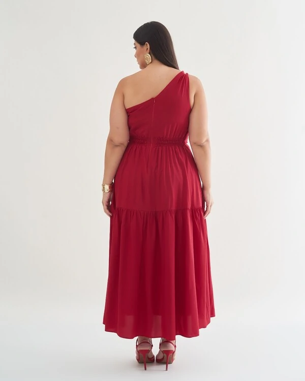 vestido midi um ombro franzido no ombro com movimento evase na barra quebela