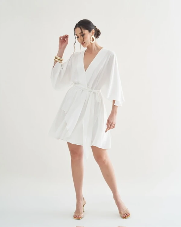 vestido fluido decote transpassado com faixa luxury quebela