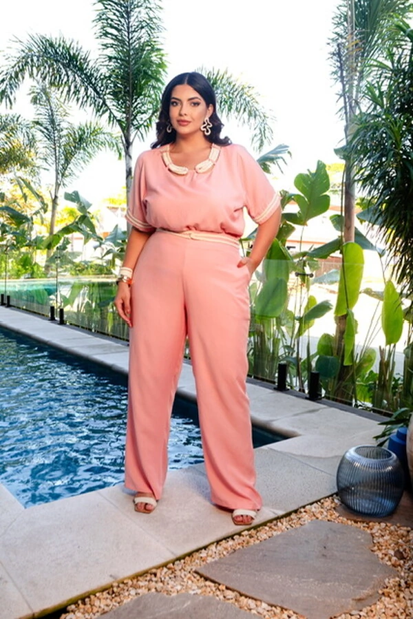 conjunto blusa e calca com detalhe cut out com cordao predil