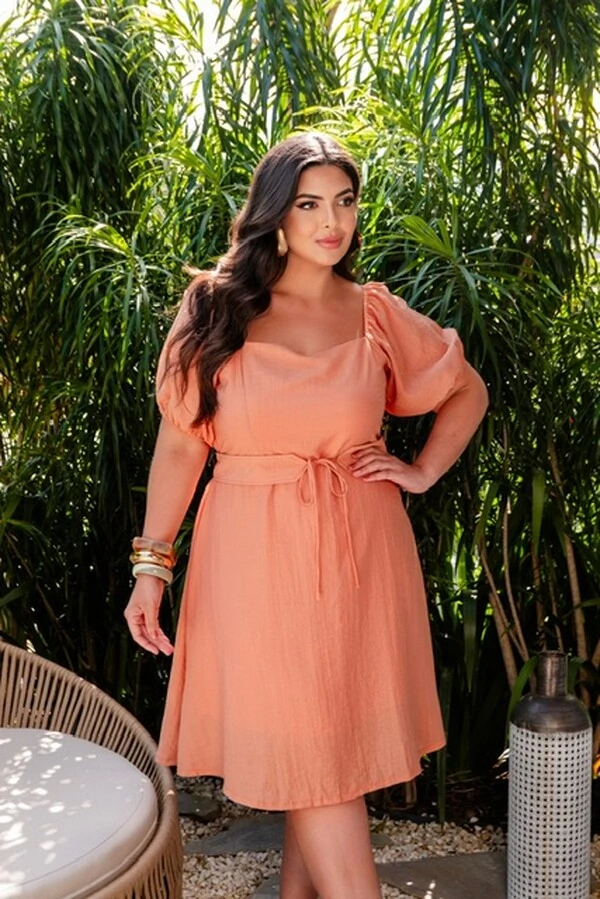 vestido manga curta decote quadrado com cinto entrelacado predil