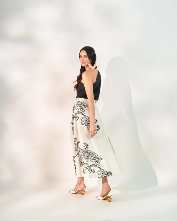 saia midi estampa efeito bordado quebela