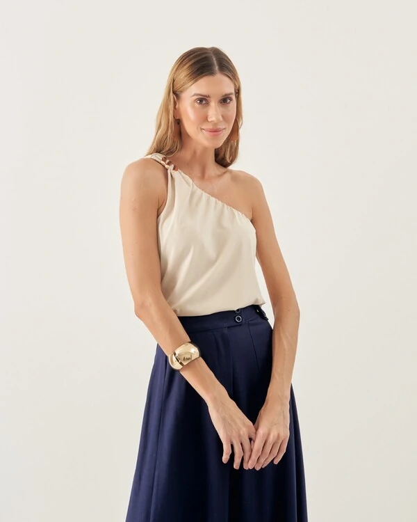 blusa um ombro fivela dourada quebela