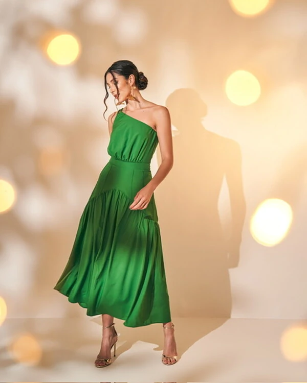 vestido midi um ombro franzido no ombro com movimento evase na barra quebela