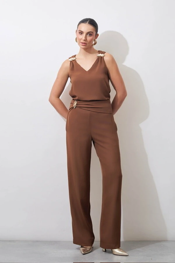 calca may com fivela dourada no cos kayla