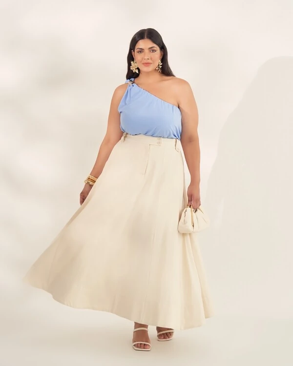 blusa um ombro fivela dourada quebela