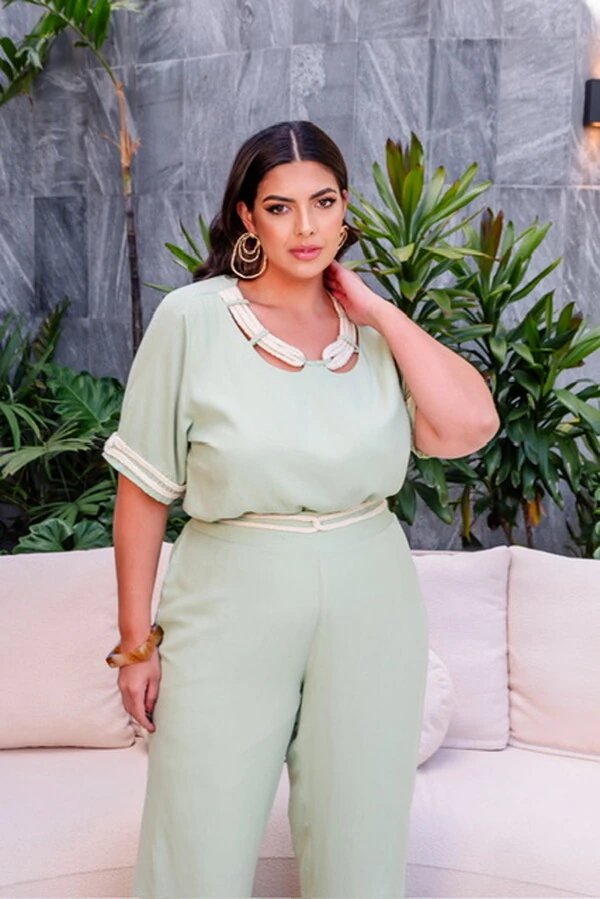 conjunto blusa e calca com detalhe cut out com cordao predil