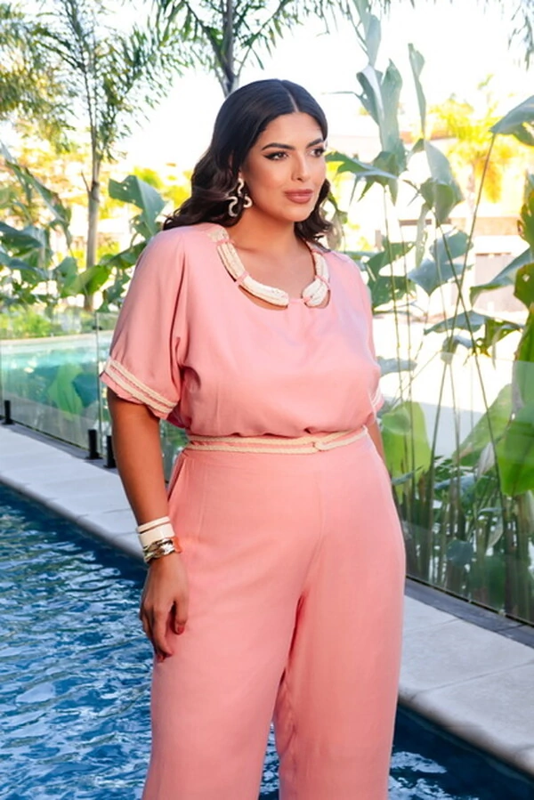 conjunto blusa e calca com detalhe cut out com cordao predil