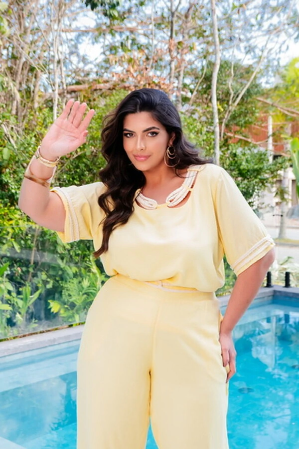 conjunto blusa e calca com detalhe cut out com cordao predil