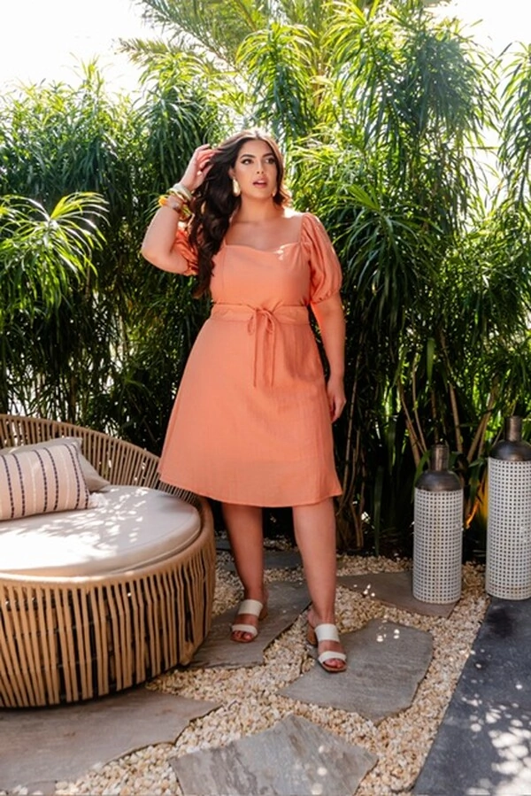vestido manga curta decote quadrado com cinto entrelacado predil